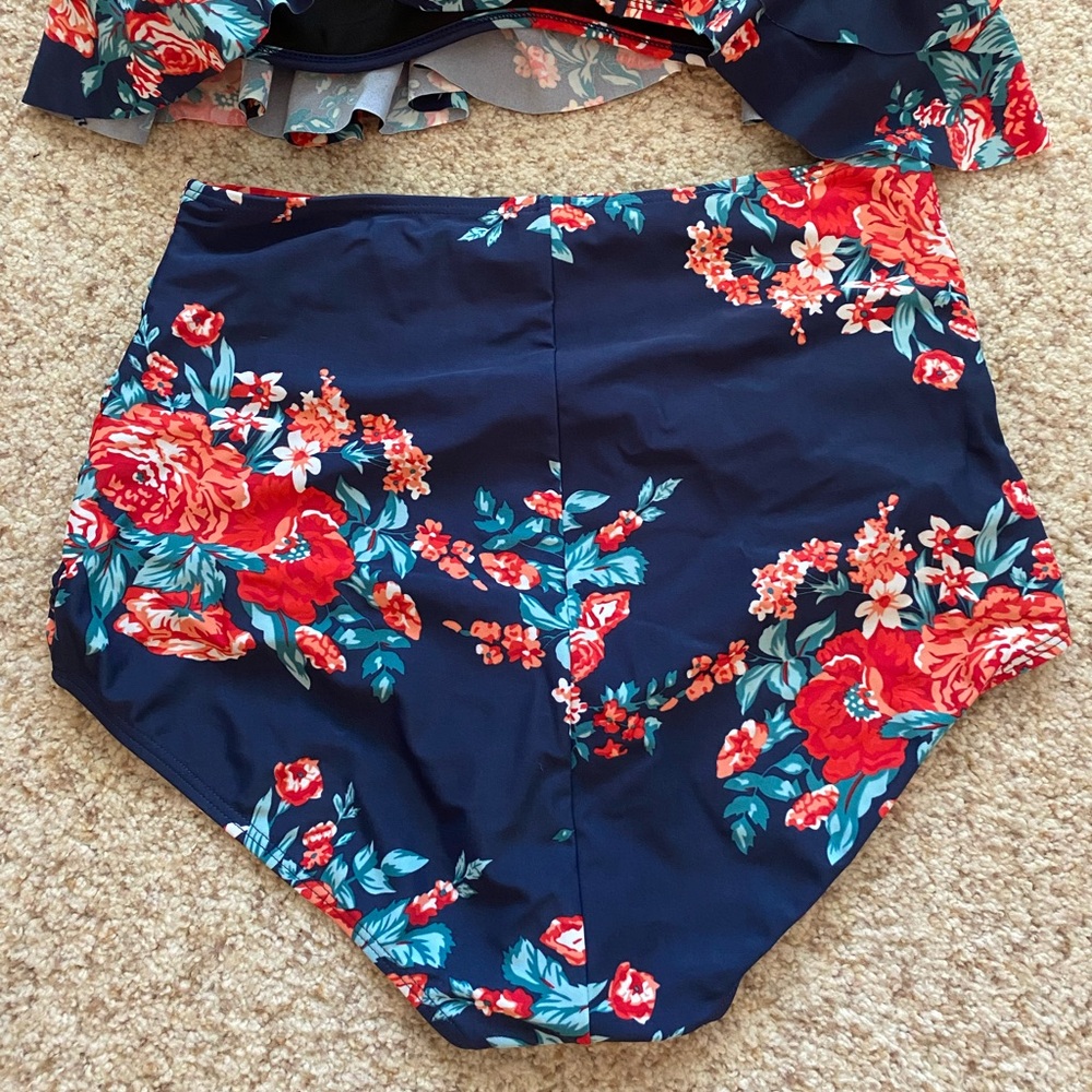 Women’s Swimsuit - Picture 4 of 10